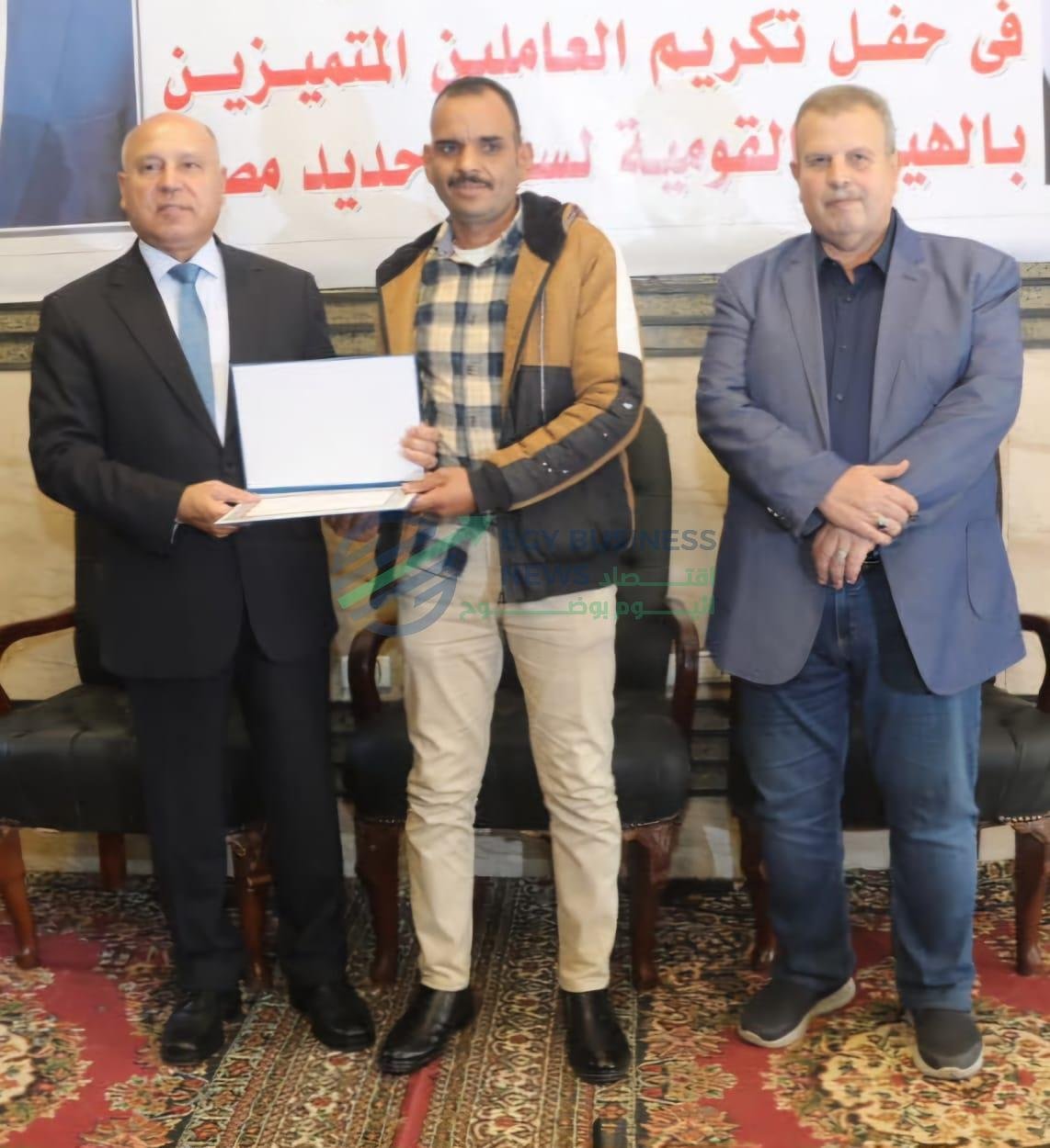 وزير النقل يكرّم 16 من العاملين بالسكة الحديد لإنقاذهم أرواح المواطنين ومنع حوادث محققة - إيجي بيزنس 373 65b344 - إيجي بيزنس